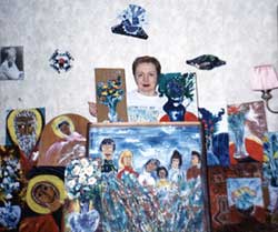 Нина Викторовна Горланова среди своих картин